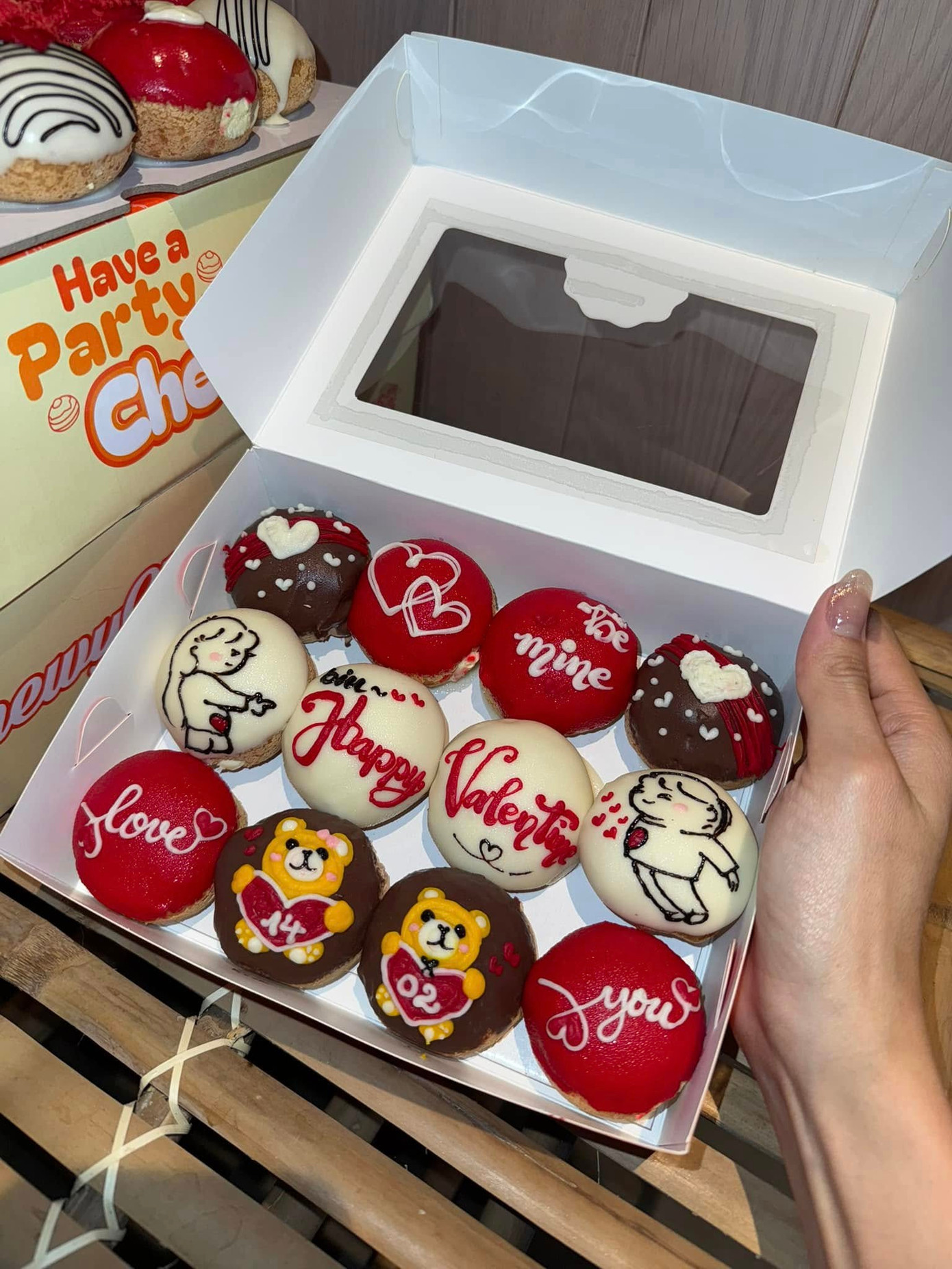 Người đẹp Minh Tú được chồng tây tặng socola vào ngày Valentine.