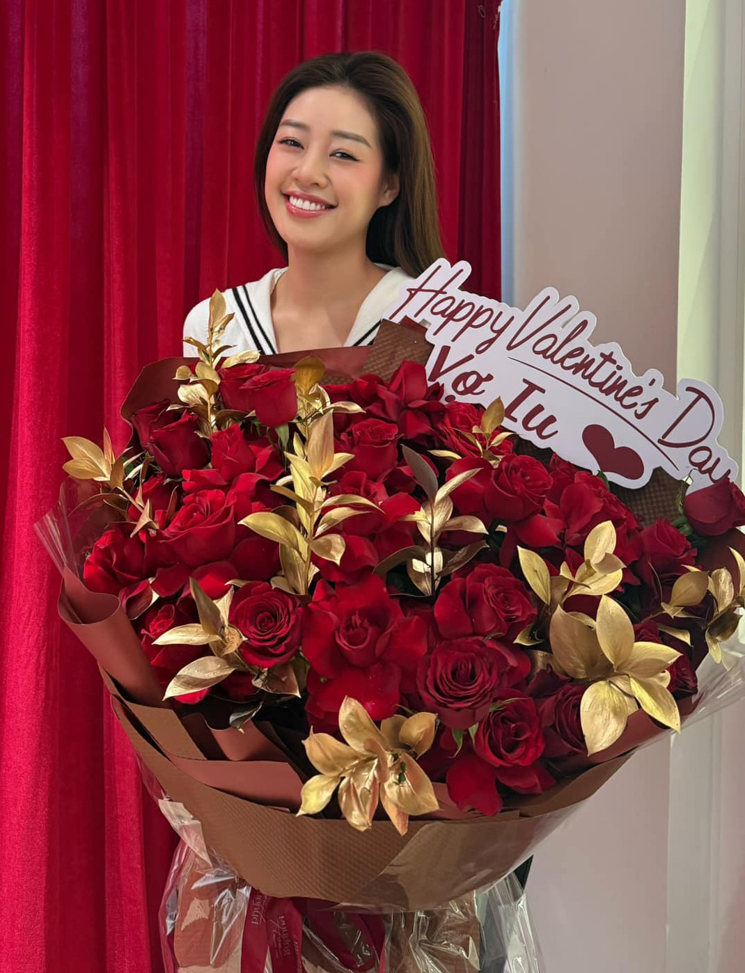 Hoa hậu Khánh Vân khoe ảnh được chồng tặng hoa trong ngày lễ tình nhân. Cô viết: "Sáng nay anh tặng em bó hoa vì nói em đã là món quà của anh. Chúc cả nhà có ngày lễ tình yêu thật tuyệt vời".