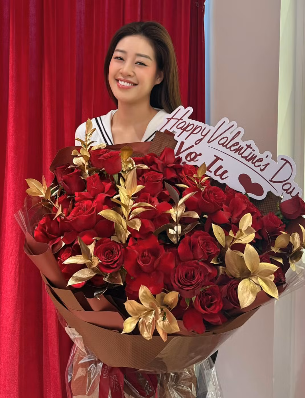 Hoa hậu Khánh Vân khoe ảnh được chồng tặng hoa trong ngày lễ tình nhân. Cô viết: "Sáng nay anh tặng em bó hoa vì nói em đã là món quà của anh. Chúc cả nhà có ngày lễ tình yêu thật tuyệt vời".
