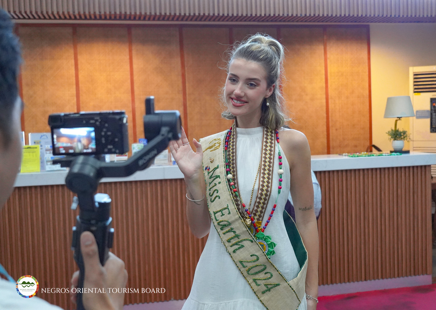 Đương kim hoa hậu Jessica Lane bị chê bai nhan sắc. Đương kim hoa hậu Jessica Lane bị chê bai nhan sắc.