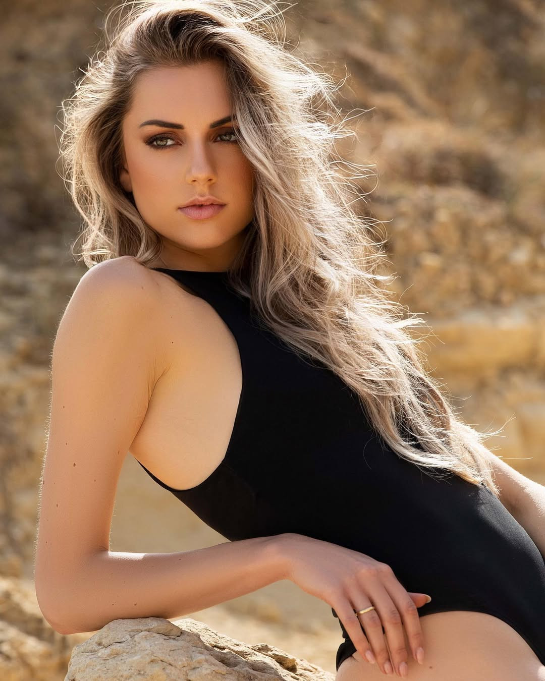 "Tôi muốn nói rằng không sao cả nếu bạn không ổn. Thông điệp tôi muốn truyền tải là hãy tử tế với bản thân", cô nói.