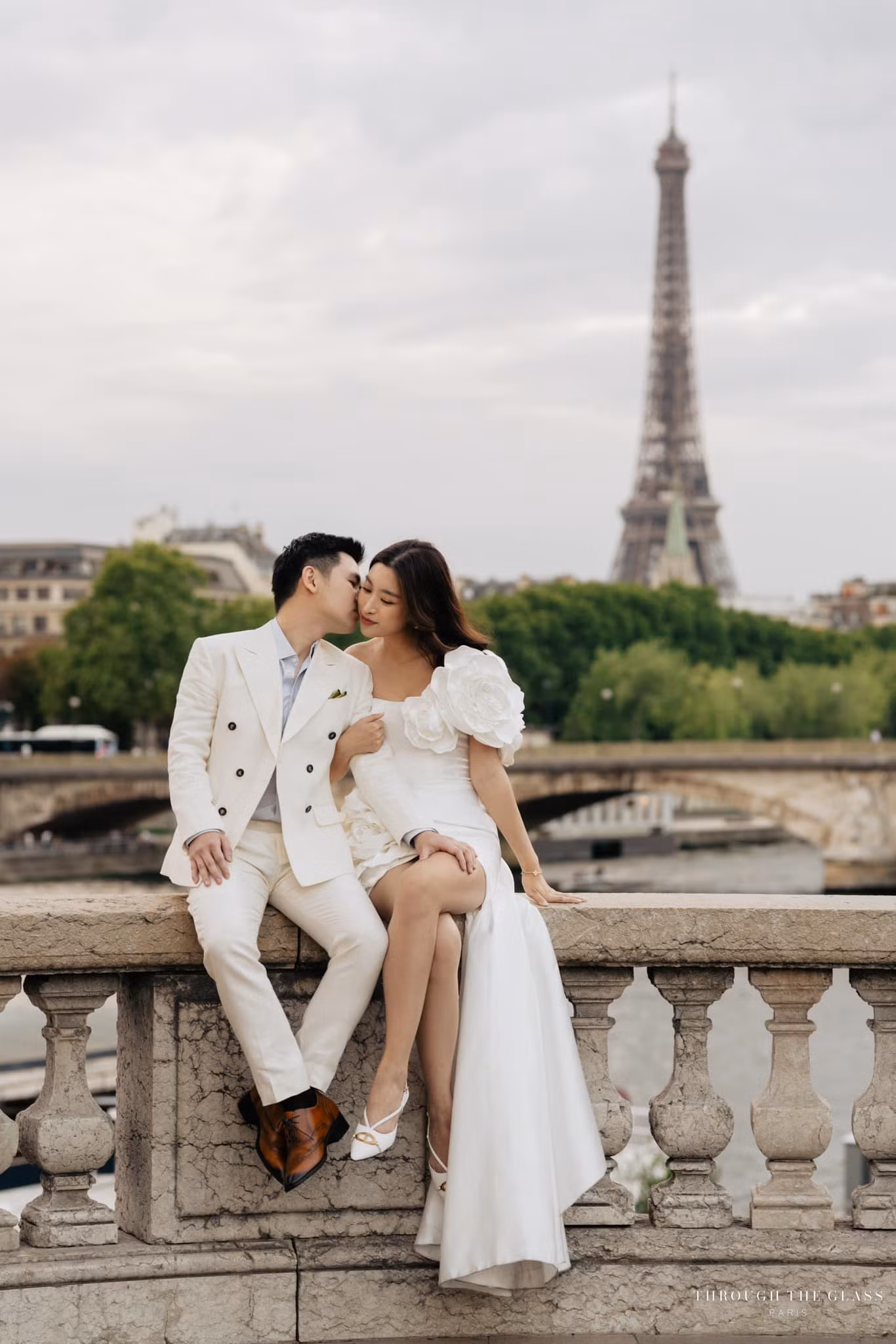 Chủ tịch CLB Hà Nội Đỗ Vinh Quang đăng ảnh hôn Đỗ Mỹ Linh trong ngày Valentine kèm lời nhắn nhủ: "Dù cho tận thế, anh yêu em, luôn yêu em". Bức hình được chụp vào năm 2022, khi Đỗ Mỹ Linh và ông xã đi du lịch kết hợp chụp ảnh cưới ở châu Âu.