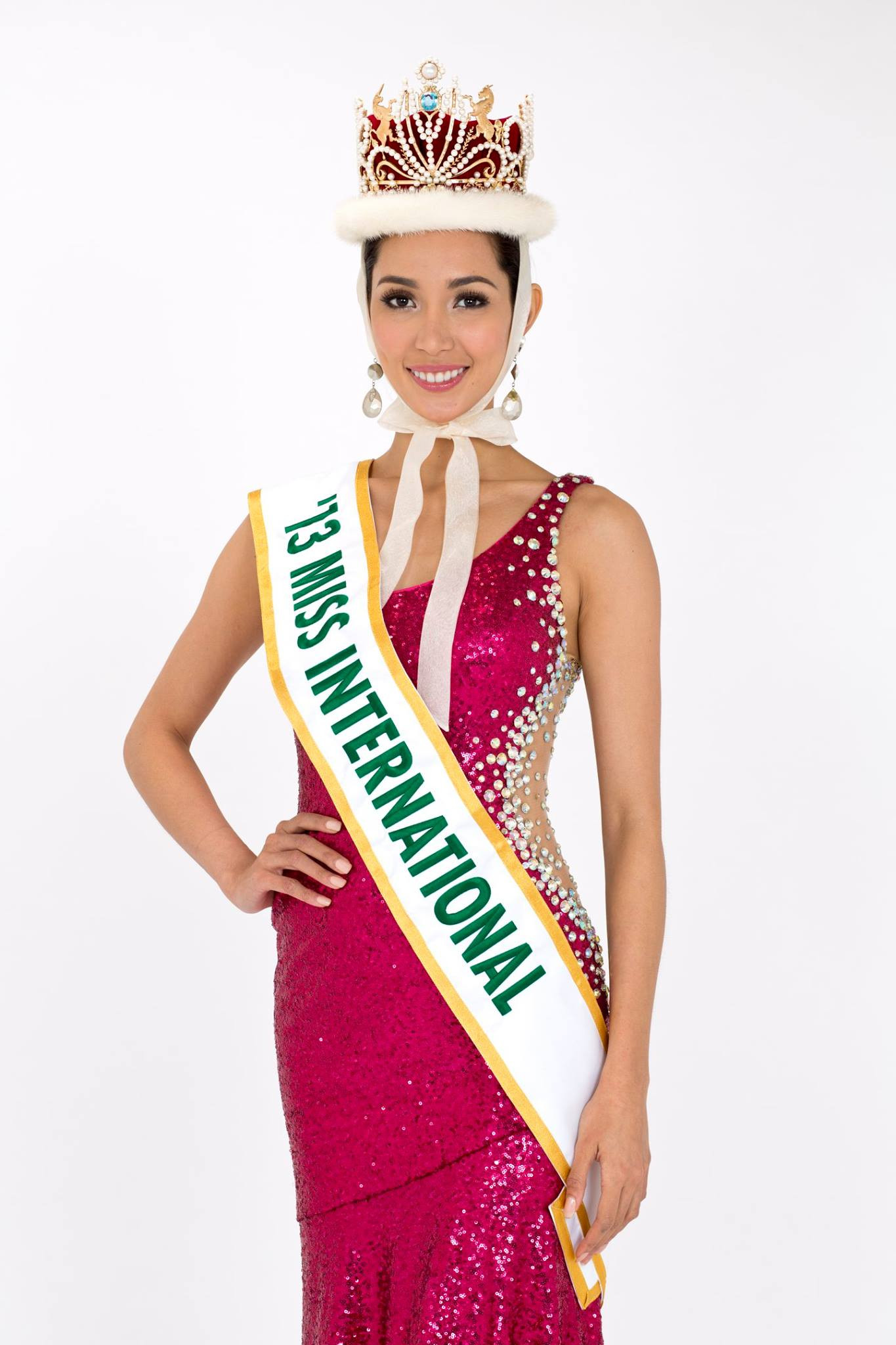 Bea Rose Santiago đăng quang Hoa hậu Quốc tế 2013.
