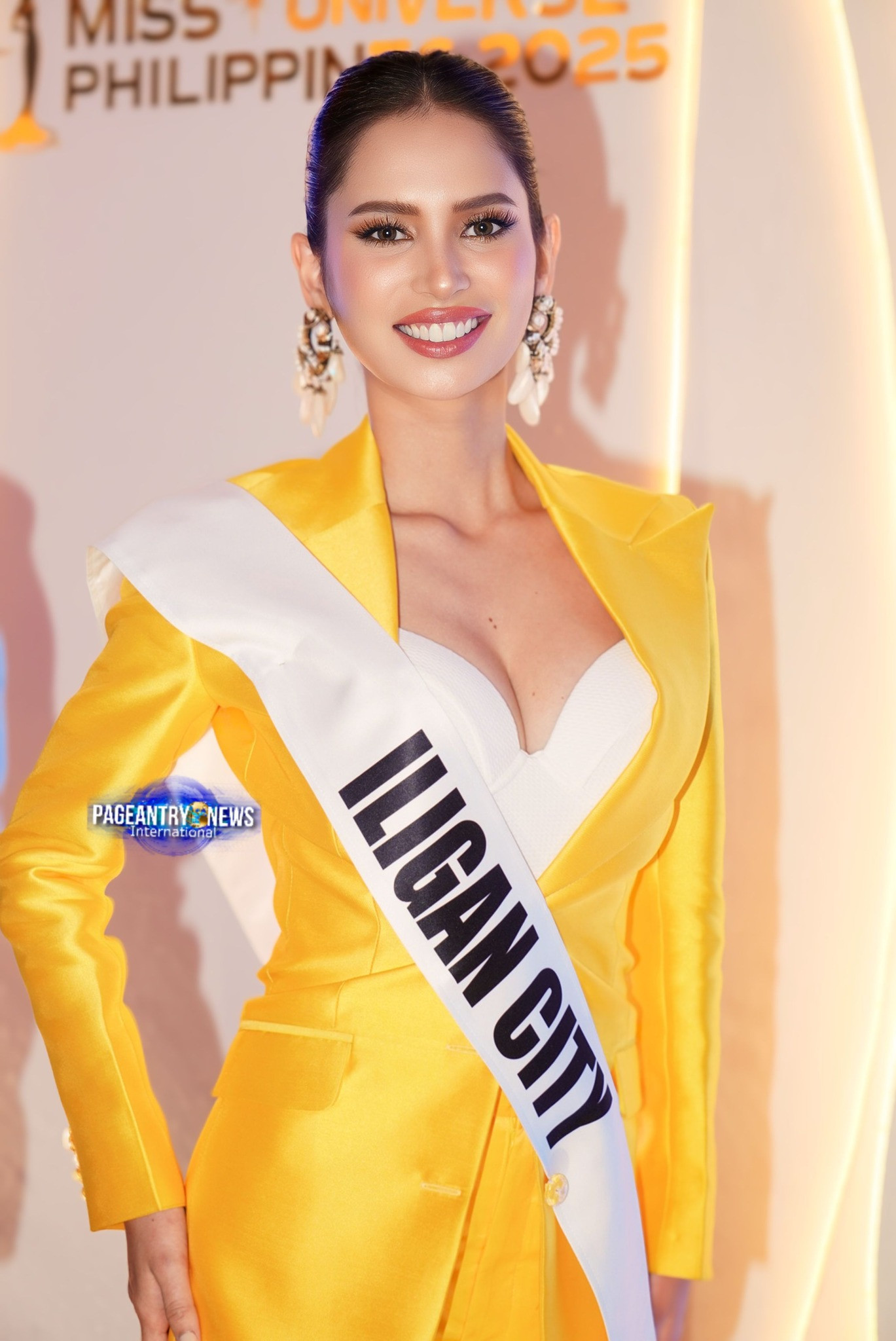 Đương kim Hoa hậu Hoàn vũ Philippines là người đẹp Chelsea Manalo. Cô tham dự Hoa hậu Hoàn vũ 2024 ở Mexico và lọt vào top 30, chiến thắng các giải phụ Hoa hậu Hoàn vũ khu vực châu Á, trang phục dân tộc đẹp nhất và trang phục dạ hội đẹp nhất.