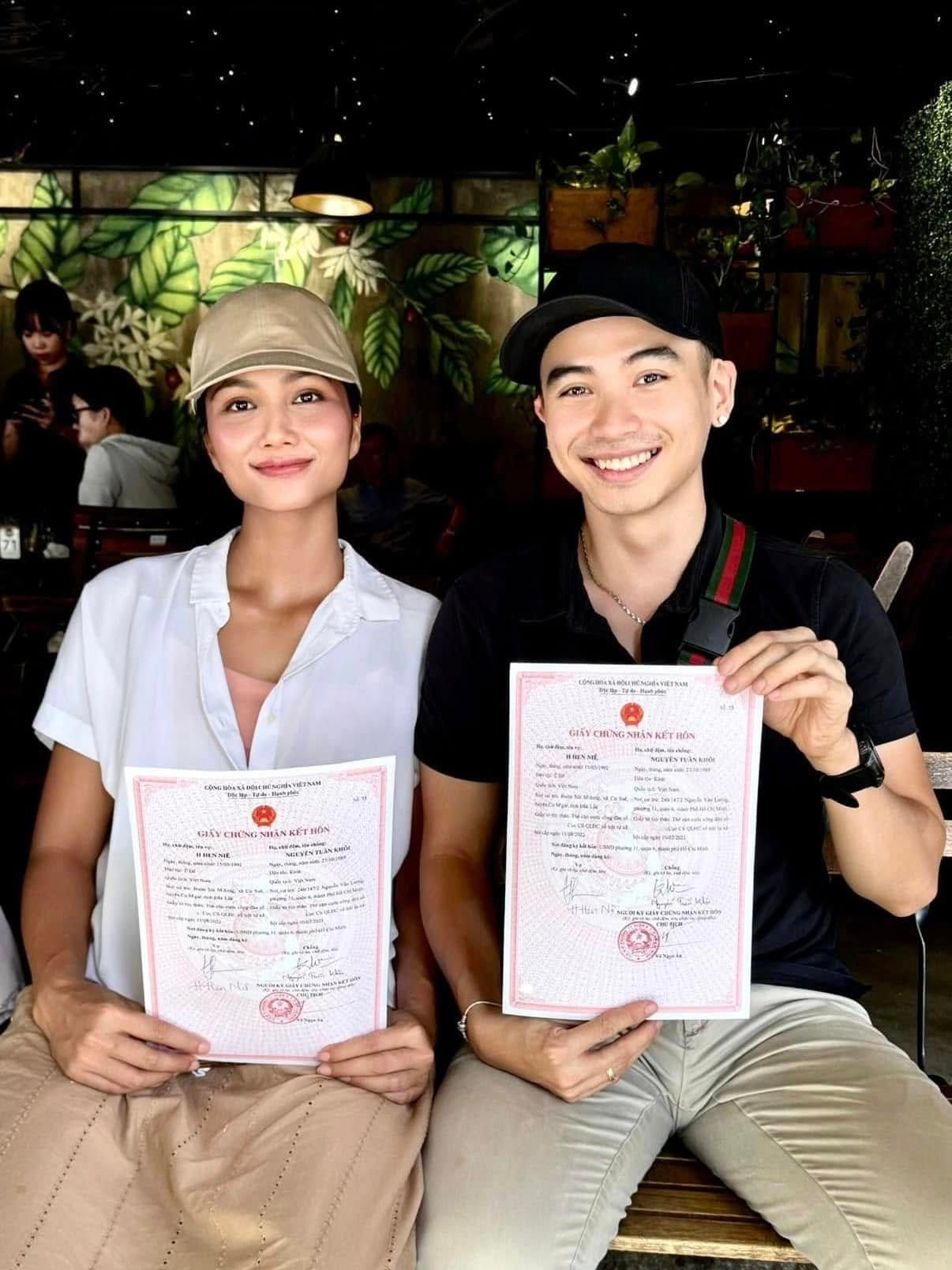 H'Hen Niê cùng bạn trai làm thủ tục đăng ký kết hôn. H'Hen Niê cùng bạn trai làm thủ tục đăng ký kết hôn.