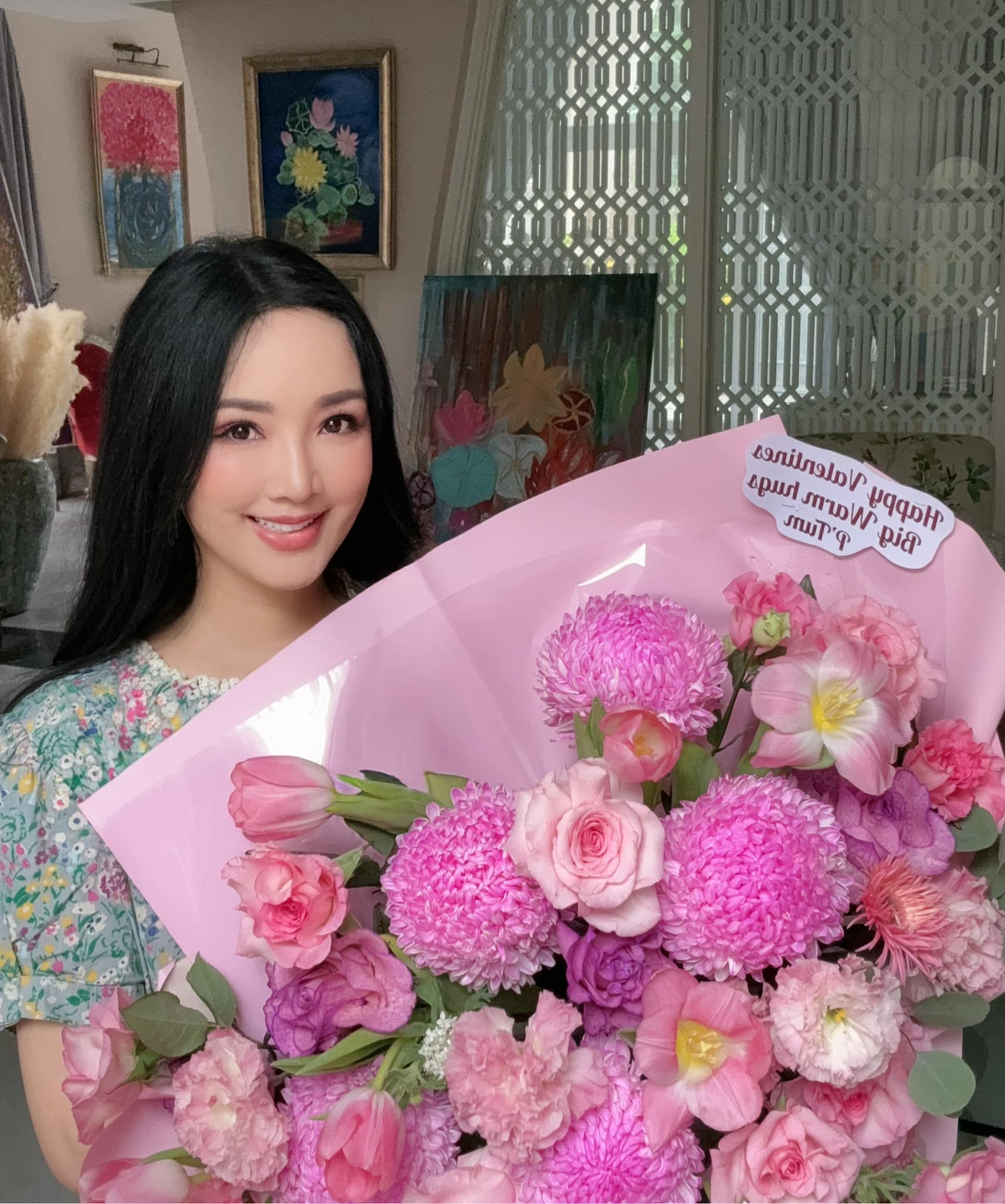 Hoa hậu Giáng My đăng ảnh được tặng hoa trong ngày Valentine. Cô viết: "Dù đã 15 năm trôi qua, nhưng vẫn nhận hoa mỗi năm, cảm ơn sự ấm áp đầy thiện tâm của anh".