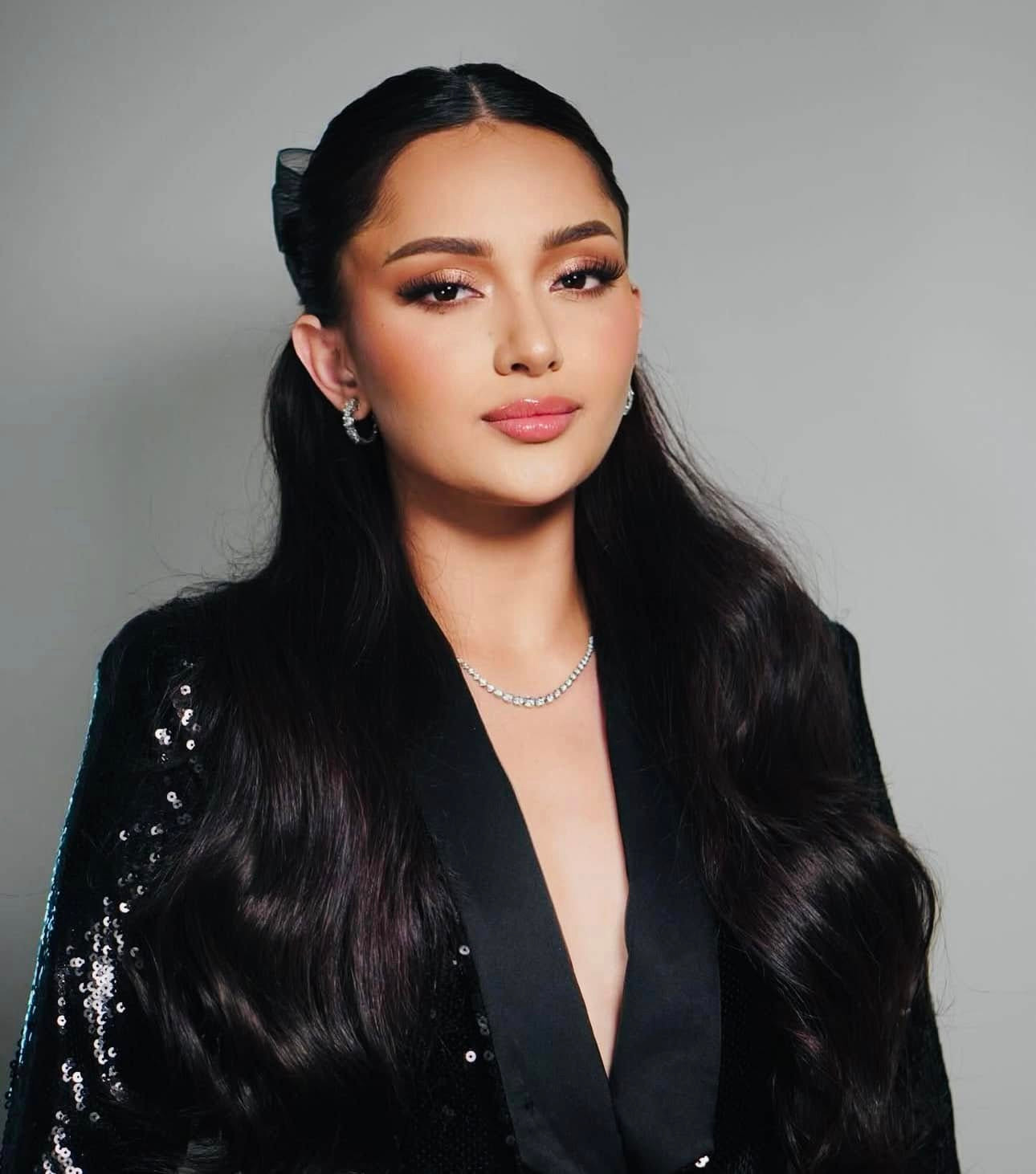 Ahtisa Manalo từng thi Hoa hậu Hoàn vũ Philippines 2024 và giành ngôi á hậu 2. Cô được trao quyền đại diện Philippines tham dự Miss Cosmo 2024 tổ chức ở Việt Nam, tuy nhiên phải dừng chân sớm ở top 10.