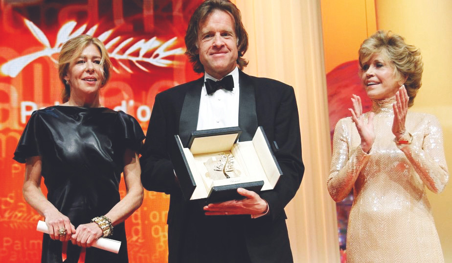 Diễn viên Jane Fonda trao giải cho nhà sản xuất “Cây sự sống” thay đạo diễn vắng mặt Ảnh: Reuters