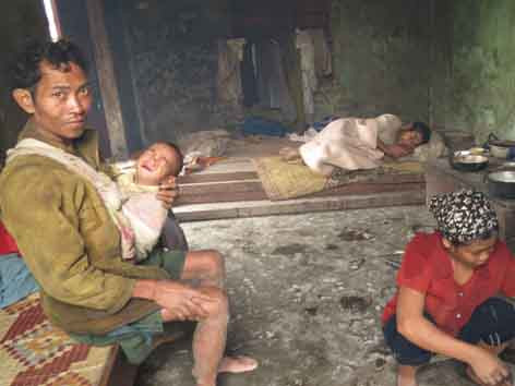 Ông Cao Chơn rời hang đá về bản, hình như thèm thịt chuột mà phát ốm