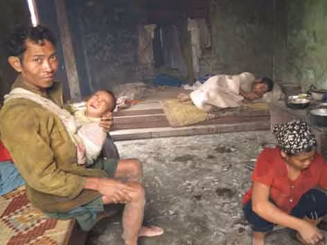 Ông Cao Chơn rời hang đá về bản, hình như thèm thịt chuột mà phát ốm