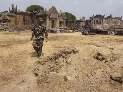 Lính Campuchia đứng cạnh hố đạn pháo Thái Lan cạnh đền Preah Vihear . Ảnh: AP Lính Campuchia đứng cạnh hố đạn pháo Thái Lan cạnh đền Preah Vihear