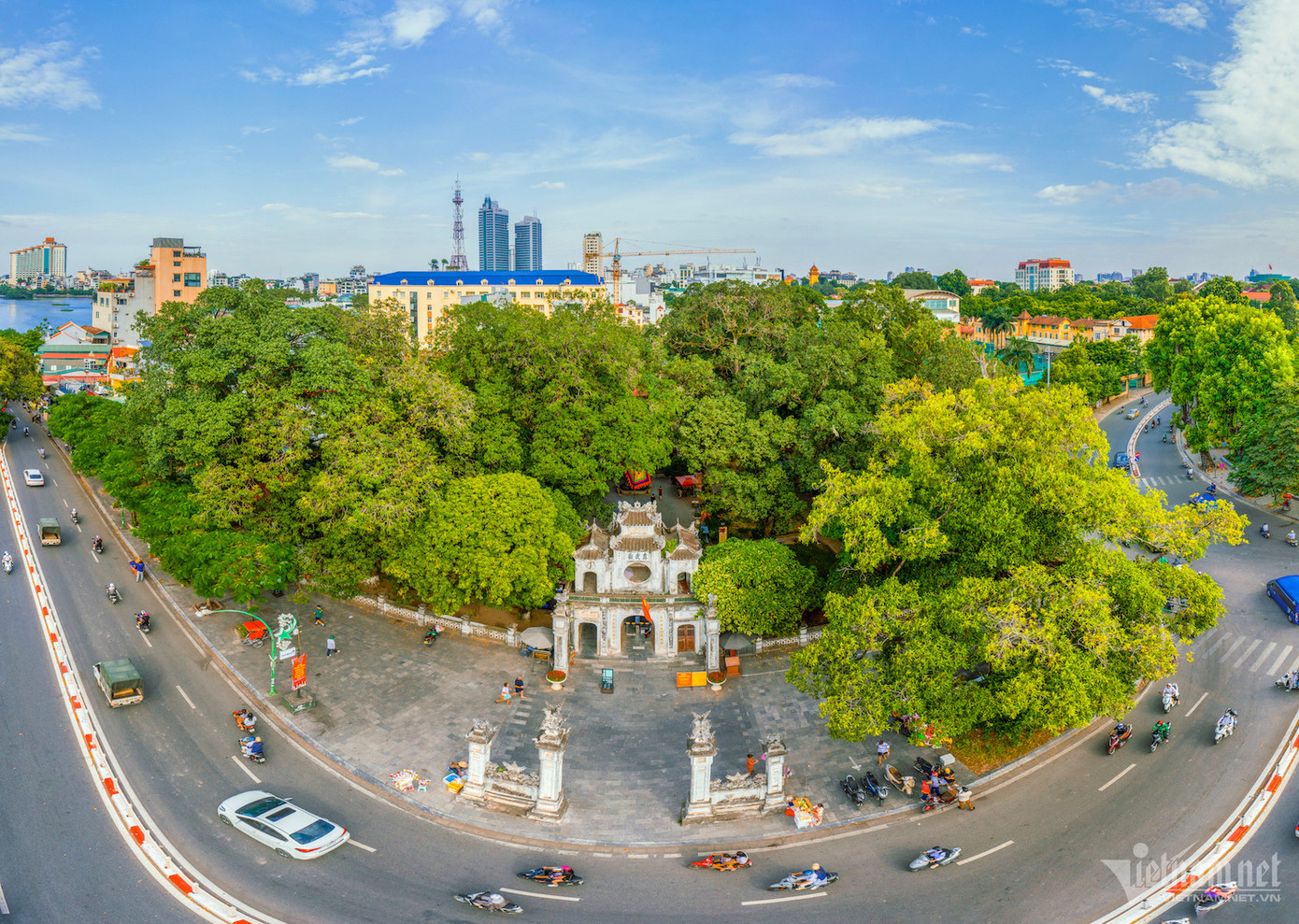 Cuối đường Thanh Niên, gần Trường THPT Chu Văn An còn có đền Quán Thánh, thờ Huyền Thiên Trấn Vũ cao gần 4m, nặng 4 tấn - một trong 4 vị thần được lập đền thờ để trấn giữ 4 cửa ngõ thành Thăng Long khi xưa. Theo những ghi chép được tìm thấy trên các văn bia và tài liệu sử sách, đền Quán Thánh được xây dựng vào đầu thời nhà Lý rồi sau đó được trùng tu và cải tạo nhiều lần. Không chỉ có vậy, nơi đây còn chứa đựng nhiều bảo vật lịch sử quý hiếm từ cách đây hơn 3 thế kỷ. Cuối đường Thanh Niên, gần Trường THPT Chu Văn An còn có đền Quán Thánh, thờ Huyền Thiên Trấn Vũ cao gần 4m, nặng 4 tấn - một trong 4 vị thần được lập đền thờ để trấn giữ 4 cửa ngõ thành Thăng Long khi xưa. Theo những ghi chép được tìm thấy trên các văn bia và tài liệu sử sách, đền Quán Thánh được xây dựng vào đầu thời nhà Lý rồi sau đó được trùng tu và cải tạo nhiều lần. Không chỉ có vậy, nơi đây còn chứa đựng nhiều bảo vật lịch sử quý hiếm từ cách đây hơn 3 thế kỷ.