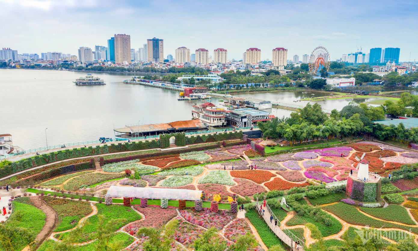 Công viên nước Hồ Tây nằm ngay bên bờ hồ Tây thơ mộng, là nơi quy tụ nhiều trò chơi hấp dẫn. Khu vui chơi, giải trí này thu hút đông đảo du khách không chỉ bởi vì những trải nghiệm hấp dẫn mà còn do gần nhiều địa điểm nổi tiếng, di tích lịch sử - văn hóa, đền, chùa linh thiêng như: Thung lũng hoa Hồ Tây, phủ Tây Hồ, đền Quán Thánh, chùa Vạn Niên… Công viên nước Hồ Tây nằm ngay bên bờ hồ Tây thơ mộng, là nơi quy tụ nhiều trò chơi hấp dẫn. Khu vui chơi, giải trí này thu hút đông đảo du khách không chỉ bởi vì những trải nghiệm hấp dẫn mà còn do gần nhiều địa điểm nổi tiếng, di tích lịch sử - văn hóa, đền, chùa linh thiêng như: Thung lũng hoa Hồ Tây, phủ Tây Hồ, đền Quán Thánh, chùa Vạn Niên…