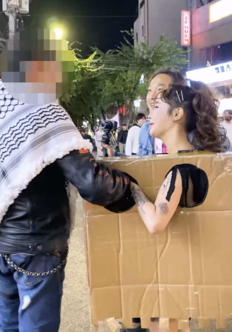 Người mẫu Hàn Quốc gây phản cảm vì yêu cầu đàn ông sờ ngực trên phố. Ảnh: IG. Người mẫu Hàn Quốc gây phản cảm vì yêu cầu đàn ông sờ ngực trên phố. Ảnh: IG.