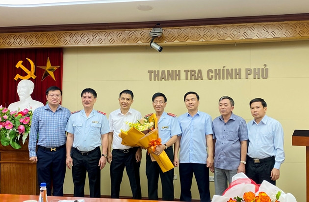 Phó Tổng Thanh tra Lê Sỹ Bảy, cấp uỷ, lãnh đạo Vụ I tặng hoa chúc mừng tân Phó Vụ trưởng Vụ I Vũ Quốc Công Phó Tổng Thanh tra Lê Sỹ Bảy, cấp uỷ, lãnh đạo Vụ I tặng hoa chúc mừng tân Phó Vụ trưởng Vụ I Vũ Quốc Công