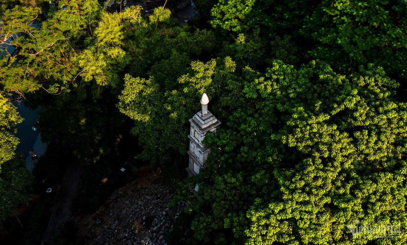 Tháp Bút hồ Gươm (trái) được xây dựng trên nền một ngọn núi có tên là Độc Tôn. Tháp có dạng hình vuông gồm năm tầng. Đỉnh tháp là một ngòi bút lông dựng ngược chỉ lên trời, cả cán và ngòi bút cao 0,9m. Tổng cộng chiều cao của công trình tháp bút là 28m, ba tầng giữa tháp có khắc 3 chữ “Tả Thanh Thiên” bằng chữ Hán - có nghĩa là “Viết lên trời xanh”, thể hiện hào khí ngút trời của những bậc sĩ phu thời xưa. Tháp Bút hồ Gươm (trái) được xây dựng trên nền một ngọn núi có tên là Độc Tôn. Tháp có dạng hình vuông gồm năm tầng. Đỉnh tháp là một ngòi bút lông dựng ngược chỉ lên trời, cả cán và ngòi bút cao 0,9m. Tổng cộng chiều cao của công trình tháp bút là 28m, ba tầng giữa tháp có khắc 3 chữ “Tả Thanh Thiên” bằng chữ Hán - có nghĩa là “Viết lên trời xanh”, thể hiện hào khí ngút trời của những bậc sĩ phu thời xưa.