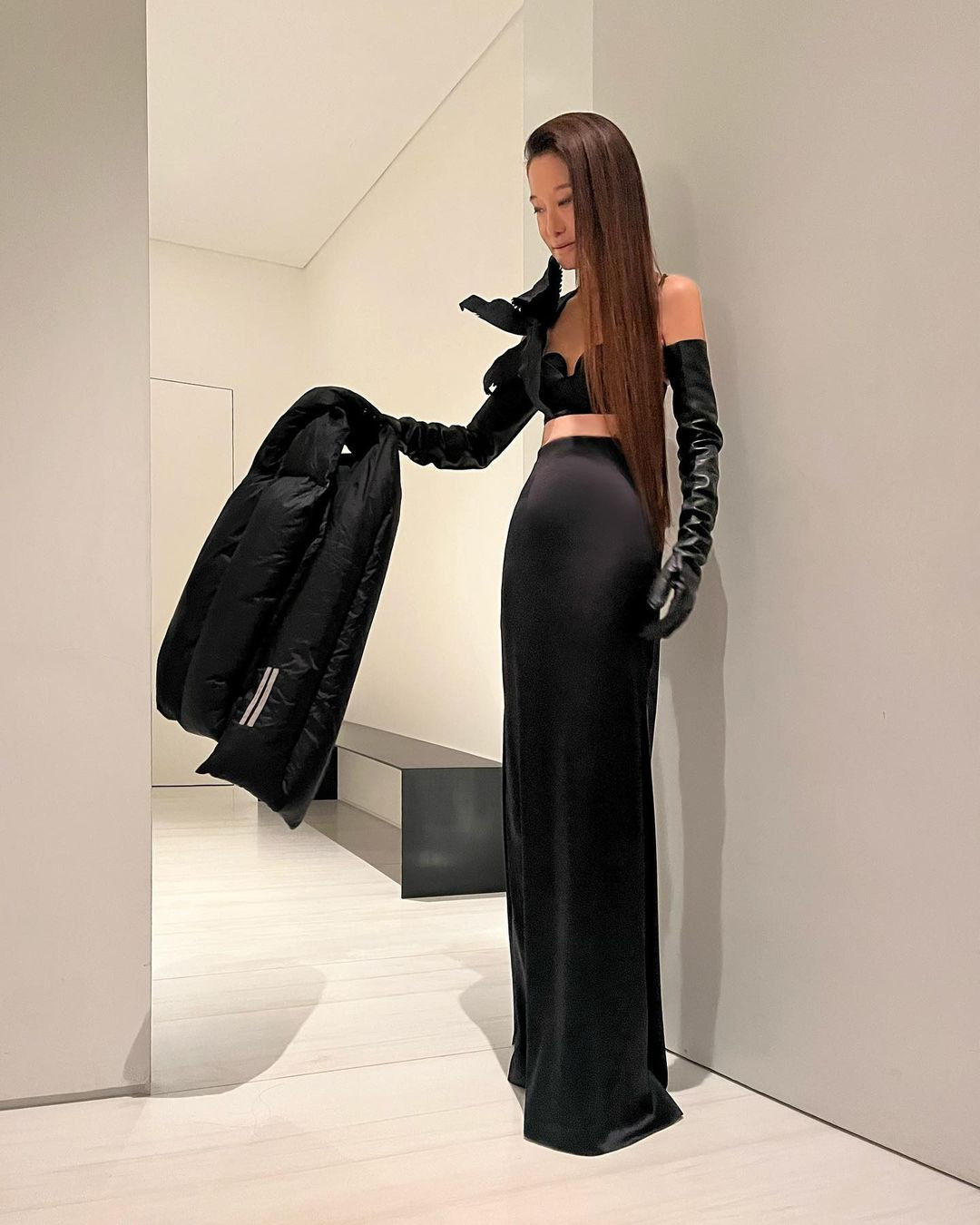 Tại sự kiện, &quot;nữ hoàng váy cưới&quot; gốc Hoa mặc set đồ đen, gồm áo bra, chân váy dài và găng tay đen. Bà nhận được nhiều lời khen từ người hâm mộ về ngoại hình trẻ trung, sang chảnh và vóc dáng nuột nà bất chấp đã bước sang tuổi 74. Ảnh: IG.