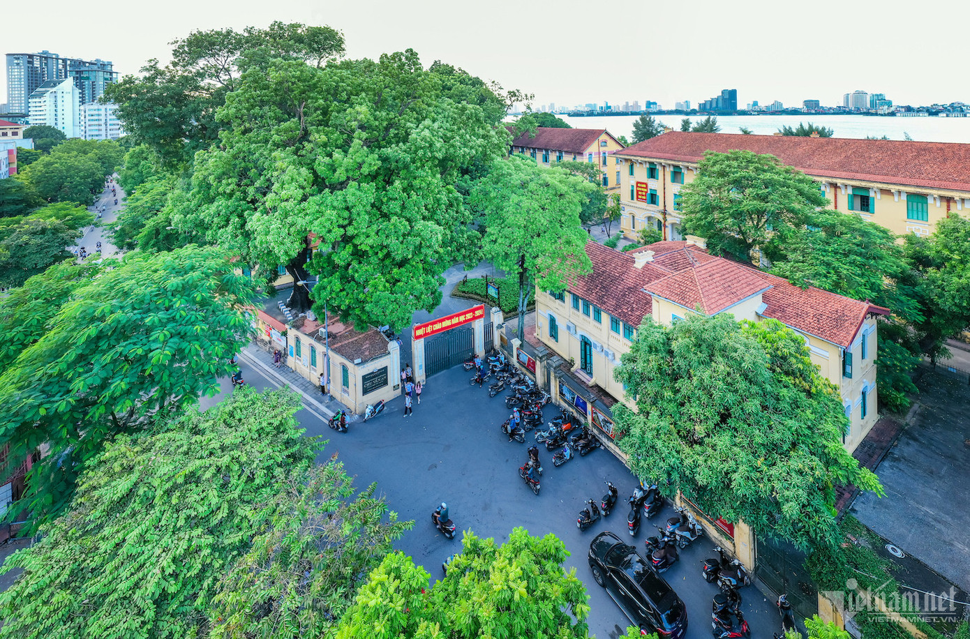 Nằm gần hồ Tây còn có Trường THPT Chu Văn An (phường Thụy Khuê, Tây Hồ) tiền thân là Collège du Protectorat (trường Trung học Bảo hộ) do chính quyền Pháp xây dựng năm 1908. Do trường được xây dựng trên đất làng Thụy Khuê (thời Hậu Lê là nơi đặt điện Thụy Chương) ở vùng Kẻ Bưởi, ven hồ Tây, người dân vẫn gọi là trường Bưởi. Đây là một trong những trường phổ thông lâu đời và giàu truyền thống nhất Việt Nam. Nằm gần hồ Tây còn có Trường THPT Chu Văn An (phường Thụy Khuê, Tây Hồ) tiền thân là Collège du Protectorat (trường Trung học Bảo hộ) do chính quyền Pháp xây dựng năm 1908. Do trường được xây dựng trên đất làng Thụy Khuê (thời Hậu Lê là nơi đặt điện Thụy Chương) ở vùng Kẻ Bưởi, ven hồ Tây, người dân vẫn gọi là trường Bưởi. Đây là một trong những trường phổ thông lâu đời và giàu truyền thống nhất Việt Nam.