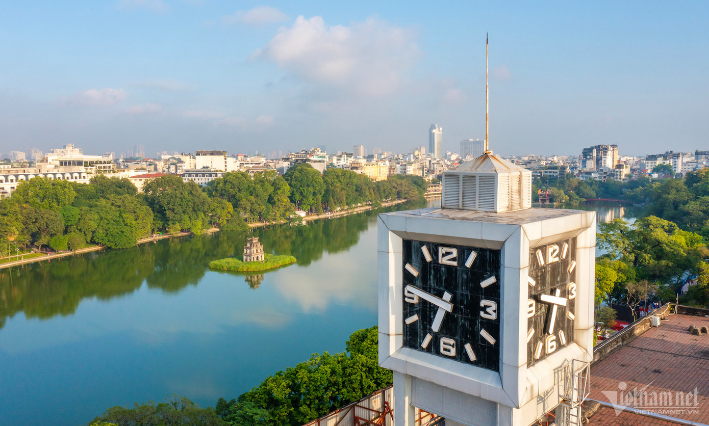 Cột đồng hồ Bưu điện Hà Nội được xây dựng cùng tòa nhà 75 Đinh Tiên Hoàng (nay là trụ sở của VNPT Hà Nội) từ năm 1976, nhưng đến năm 1978 mới chính thức đi vào hoạt động. Hơn 40 năm đứng bên bờ hồ Hoàn Kiếm, cột đồng hồ bưu điện cũng trở thành một biểu tượng của Thủ đô. Cột đồng hồ Bưu điện Hà Nội được xây dựng cùng tòa nhà 75 Đinh Tiên Hoàng (nay là trụ sở của VNPT Hà Nội) từ năm 1976, nhưng đến năm 1978 mới chính thức đi vào hoạt động. Hơn 40 năm đứng bên bờ hồ Hoàn Kiếm, cột đồng hồ bưu điện cũng trở thành một biểu tượng của Thủ đô.