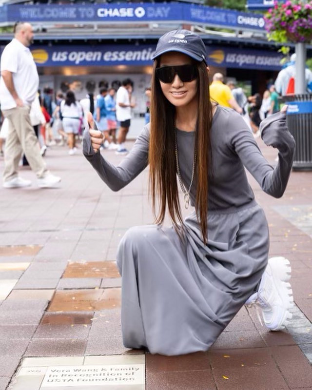 Tuy nhiên, bà cũng nhận vô số lời chỉ trích vì không chịu già, lạm dụng &quot;dao kéo&quot; và photoshop, &quot;cưa sừng làm nghé&quot;. Họ cũng chê bà Wang quá gầy, mang lại hình ảnh thiếu lành mạnh. Ảnh: IG.