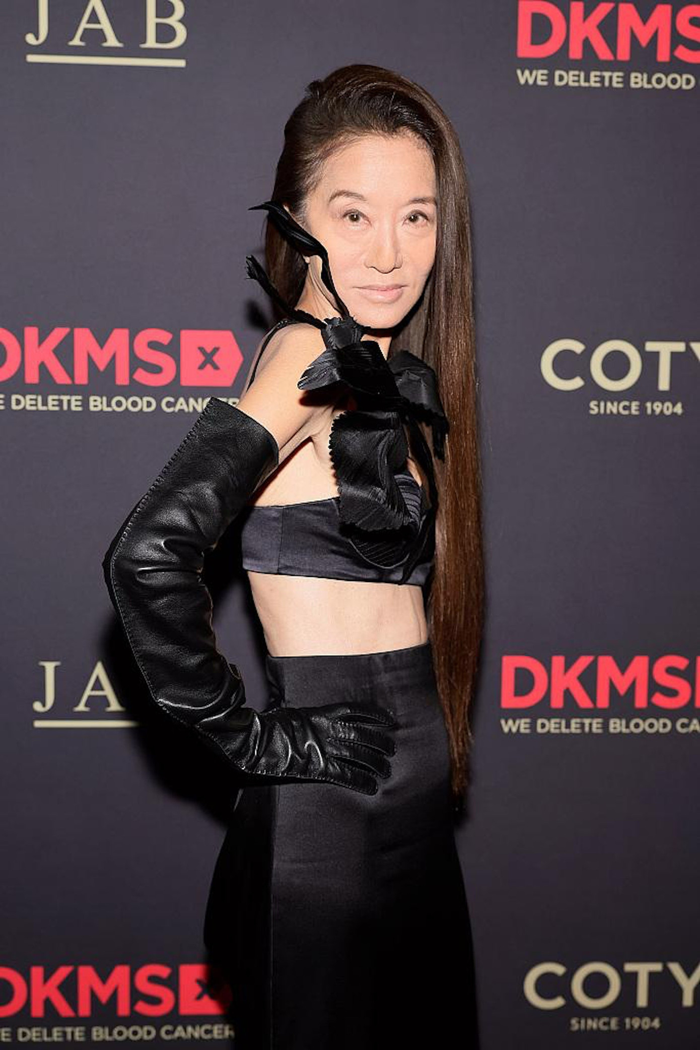 Tuy nhiên, những hình ảnh do báo chí đăng tải một ngày sau đó khiến cư dân mạng &quot;tá hỏa&quot;. Khác với diện mạo không tì vết trên Instagram, nhan sắc thực của nhà thiết kế thời trang nổi tiếng khiến mọi người phải giật mình. Ảnh: VGC.