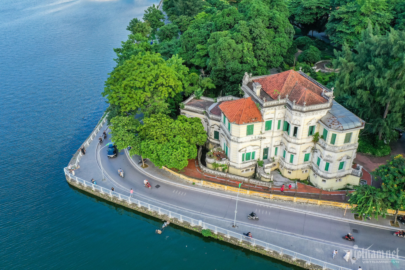 Nằm gần hồ Tây còn có Trường THPT Chu Văn An (phường Thụy Khuê, Tây Hồ) tiền thân là Collège du Protectorat (trường Trung học Bảo hộ) do chính quyền Pháp xây dựng năm 1908. Do trường được xây dựng trên đất làng Thụy Khuê (thời Hậu Lê là nơi đặt điện Thụy Chương) ở vùng Kẻ Bưởi, ven hồ Tây, người dân vẫn gọi là trường Bưởi. Đây là một trong những trường phổ thông lâu đời và giàu truyền thống nhất Việt Nam. Nằm gần hồ Tây còn có Trường THPT Chu Văn An (phường Thụy Khuê, Tây Hồ) tiền thân là Collège du Protectorat (trường Trung học Bảo hộ) do chính quyền Pháp xây dựng năm 1908. Do trường được xây dựng trên đất làng Thụy Khuê (thời Hậu Lê là nơi đặt điện Thụy Chương) ở vùng Kẻ Bưởi, ven hồ Tây, người dân vẫn gọi là trường Bưởi. Đây là một trong những trường phổ thông lâu đời và giàu truyền thống nhất Việt Nam.