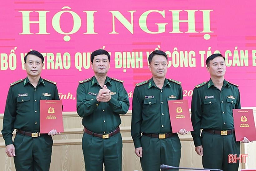 Đại tá Bùi Hồng Thanh, Chỉ huy trưởng BĐBP tỉnh Hà Tĩnh trao quyết định của Thường vụ Đảng ủy, Bộ tư lệnh BĐBP cho các đồng chí: Thượng tá Hoàng Xuân Nguyên, Trung tá Nguyễn Thanh Hiếu và Thượng tá Bùi Việt Dũng. Ảnh: Báo Hà Tĩnh. Đại tá Bùi Hồng Thanh, Chỉ huy trưởng BĐBP tỉnh Hà Tĩnh trao quyết định của Thường vụ Đảng ủy, Bộ tư lệnh BĐBP cho các đồng chí: Thượng tá Hoàng Xuân Nguyên, Trung tá Nguyễn Thanh Hiếu và Thượng tá Bùi Việt Dũng. Ảnh: Báo Hà Tĩnh.
