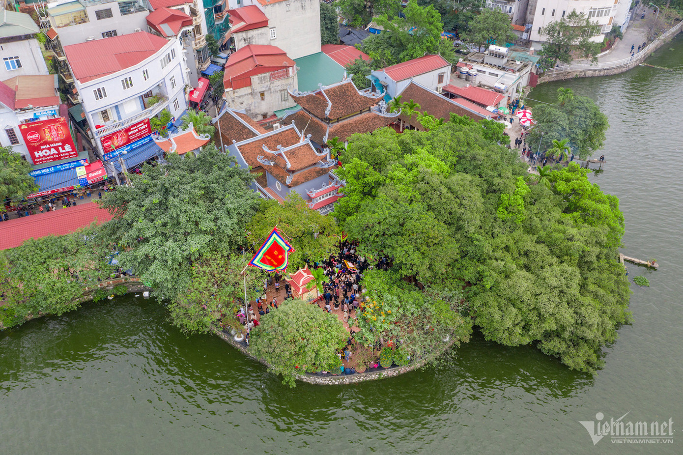 Phủ Tây Hồ nằm ở số 52 phố Đặng Thai Mai, phường Quảng An, quận Tây Hồ. Nơi đây thờ chúa Liễu Hạnh - người được triều Nguyễn phong là “mẫu nghi thiên hạ”, một trong “Tứ bất tử” của Việt Nam. Phủ Tây Hồ nằm ở số 52 phố Đặng Thai Mai, phường Quảng An, quận Tây Hồ. Nơi đây thờ chúa Liễu Hạnh - người được triều Nguyễn phong là “mẫu nghi thiên hạ”, một trong “Tứ bất tử” của Việt Nam.