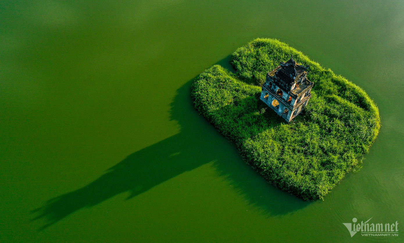 Tháp Rùa trên hồ Gươm, công trình lịch sử giữa lòng Hà Nội được xây dựng với lối kiến trúc độc đáo, giao thoa giữa kiến trúc bản địa và kiến trúc Pháp. Từ lâu, hình ảnh này đã trở thành biểu tượng du lịch quen thuộc với người dân và du khách. Tháp Rùa trên hồ Gươm, công trình lịch sử giữa lòng Hà Nội được xây dựng với lối kiến trúc độc đáo, giao thoa giữa kiến trúc bản địa và kiến trúc Pháp. Từ lâu, hình ảnh này đã trở thành biểu tượng du lịch quen thuộc với người dân và du khách.