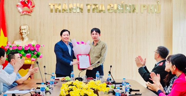 Phó Tổng Thanh tra Dương Quốc Huy trao quyết định điều động, bổ nhiệm cho ông Nguyễn Duy Bính Phó Tổng Thanh tra Dương Quốc Huy trao quyết định điều động, bổ nhiệm cho ông Nguyễn Duy Bính