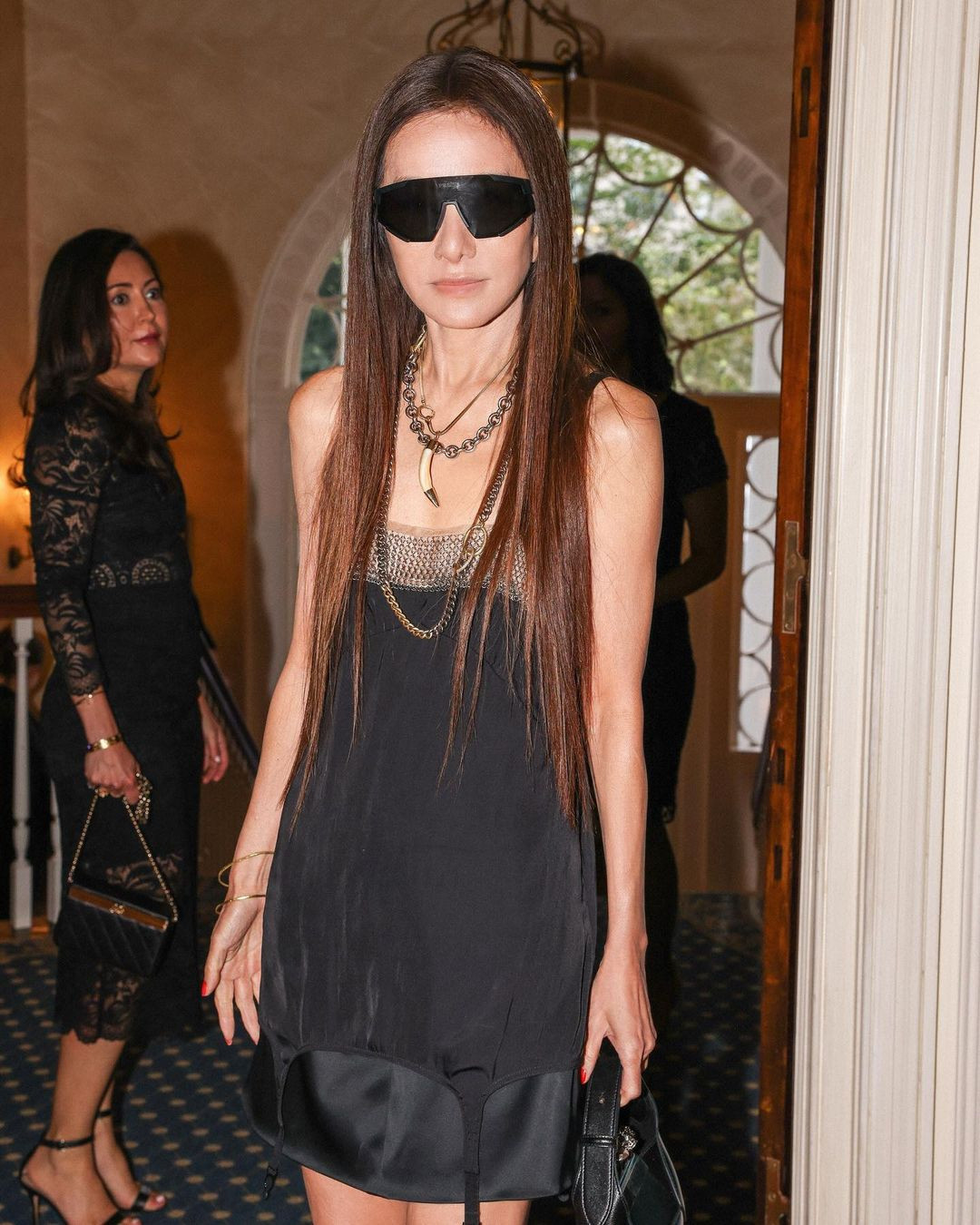 Tuy nhiên, bà cũng nhận vô số lời chỉ trích vì không chịu già, lạm dụng &quot;dao kéo&quot; và photoshop, &quot;cưa sừng làm nghé&quot;. Họ cũng chê bà Wang quá gầy, mang lại hình ảnh thiếu lành mạnh. Ảnh: IG.