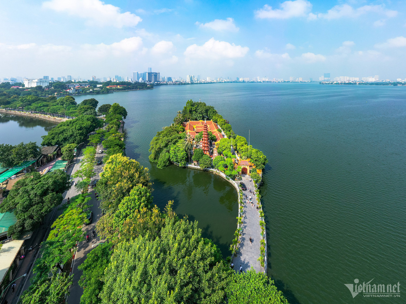 Nằm ở phía đông hồ Tây là chùa Trấn Quốc tuổi đời hơn 1.500 năm, tổng diện tích hơn 3.000m2, bao gồm vườn tháp, nhà tổ và thượng điện. Đây là ngôi chùa cổ và linh thiêng bậc nhất Hà Nội. Từng là trung tâm Phật giáo của Thăng Long dưới thời Lý - Trần, chùa Trấn Quốc trở thành điểm đến tâm linh hấp dẫn của Thủ đô, thu hút rất đông du khách mỗi năm. Đặc biệt, năm 2016, chùa Trấn Quốc đã lọt vào danh sách 16 ngôi chùa đẹp nhất thế giới do Daily Mail của Anh bình chọn. Nằm ở phía đông hồ Tây là chùa Trấn Quốc tuổi đời hơn 1.500 năm, tổng diện tích hơn 3.000m2, bao gồm vườn tháp, nhà tổ và thượng điện. Đây là ngôi chùa cổ và linh thiêng bậc nhất Hà Nội. Từng là trung tâm Phật giáo của Thăng Long dưới thời Lý - Trần, chùa Trấn Quốc trở thành điểm đến tâm linh hấp dẫn của Thủ đô, thu hút rất đông du khách mỗi năm. Đặc biệt, năm 2016, chùa Trấn Quốc đã lọt vào danh sách 16 ngôi chùa đẹp nhất thế giới do Daily Mail của Anh bình chọn.