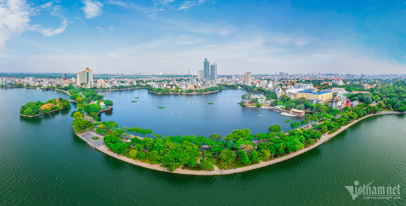 Hồ Tây là hồ tự nhiên lớn nhất Hà Nội với diện tích 500ha, chu vi khoảng 20km. Quanh hồ Tây là các tuyến đường xanh mát. Trước đây, nơi này là một phần của sông Hồng nhưng sau khi đổi dòng đã ngưng đọng và trở thành hồ nước ngọt rộng lớn. Ngay cạnh đó là hồ Trúc Bạch với một nét đẹp trầm lắng. Ban đầu, Hồ Trúc Bạch là một phần của hồ Tây. Vào năm 1620, người xưa đã xây dựng một con đê chắn ngang hồ lớn này dưới dạng một bờ kè nhỏ để xúc tiến các hoạt động đánh bắt cá và bị tách ra thành hai hồ. Theo đó, phần phía Tây trở thành hồ Tây, và phần phía Đông trở thành hồ Trúc Bạch. Hồ Tây là hồ tự nhiên lớn nhất Hà Nội với diện tích 500ha, chu vi khoảng 20km. Quanh hồ Tây là các tuyến đường xanh mát. Trước đây, nơi này là một phần của sông Hồng nhưng sau khi đổi dòng đã ngưng đọng và trở thành hồ nước ngọt rộng lớn. Ngay cạnh đó là hồ Trúc Bạch với một nét đẹp trầm lắng. Ban đầu, Hồ Trúc Bạch là một phần của hồ Tây. Vào năm 1620, người xưa đã xây dựng một con đê chắn ngang hồ lớn này dưới dạng một bờ kè nhỏ để xúc tiến các hoạt động đánh bắt cá và bị tách ra thành hai hồ. Theo đó, phần phía Tây trở thành hồ Tây, và phần phía Đông trở thành hồ Trúc Bạch.