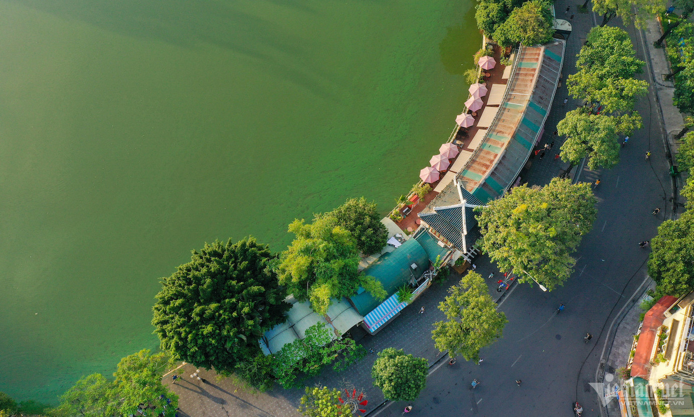 Dạo quanh hồ Gươm, du khách sẽ gặp Thủy Tạ - một công trình kiến trúc có hình dáng giống một con thuyền neo đậu bên hồ ngay đầu phố Lê Thái Tổ. Tòa nhà uốn cong theo mép bờ hồ dài hơn 50m với diện tích khoảng 600m2. Công trình này đã được xây dựng cách đây gần 100 năm. Dạo quanh hồ Gươm, du khách sẽ gặp Thủy Tạ - một công trình kiến trúc có hình dáng giống một con thuyền neo đậu bên hồ ngay đầu phố Lê Thái Tổ. Tòa nhà uốn cong theo mép bờ hồ dài hơn 50m với diện tích khoảng 600m2. Công trình này đã được xây dựng cách đây gần 100 năm.