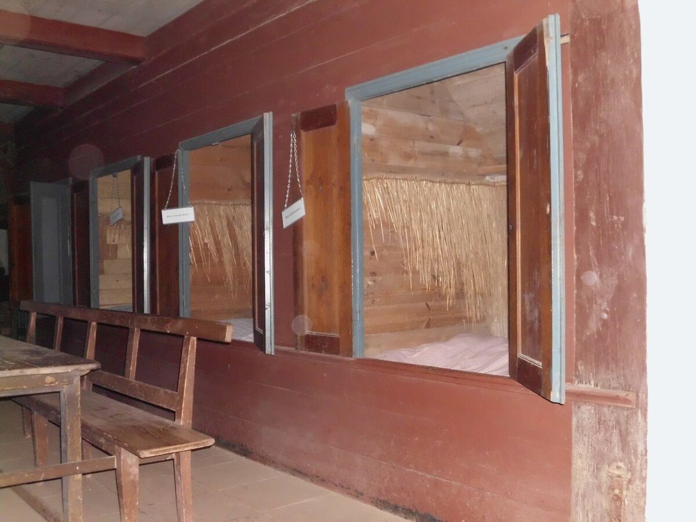 Giường hộc ở Đức được sử dụng phổ biến trong nhà cho đến cuối thế kỷ 19, được trưng bày trong các bảo tàng (Ảnh trái: Heinz-Josef Lücking - Ảnh phải: Christine Stapf). Giường hộc ở Đức được sử dụng phổ biến trong nhà cho đến cuối thế kỷ 19, được trưng bày trong các bảo tàng (Ảnh trái: Heinz-Josef Lücking - Ảnh phải: Christine Stapf).