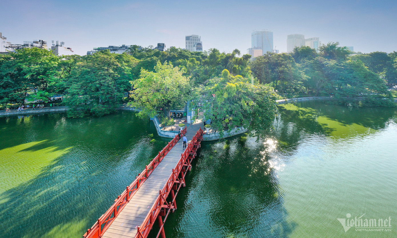 Cầu Thê Húc với sắc đỏ đặc trưng, nằm nổi bật giữa hồ Hoàn Kiếm dẫn vào đền Ngọc Sơn. Nhờ thiết kế độc đáo, du khách rất thích đến đây để check-in. Từ lâu, địa danh này đã trở thành một trong những biểu tượng của Thủ đô. Cầu Thê Húc với sắc đỏ đặc trưng, nằm nổi bật giữa hồ Hoàn Kiếm dẫn vào đền Ngọc Sơn. Nhờ thiết kế độc đáo, du khách rất thích đến đây để check-in. Từ lâu, địa danh này đã trở thành một trong những biểu tượng của Thủ đô.