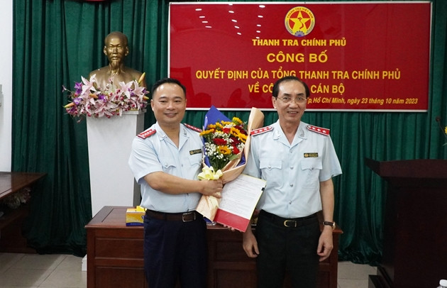 Phó Tổng Thanh tra Đặng Công Huẩn trao quyết định, tặng hoa chúc mừng ông Ngô Văn Khương. Ảnh: CN Phó Tổng Thanh tra Đặng Công Huẩn trao quyết định, tặng hoa chúc mừng ông Ngô Văn Khương. Ảnh: CN