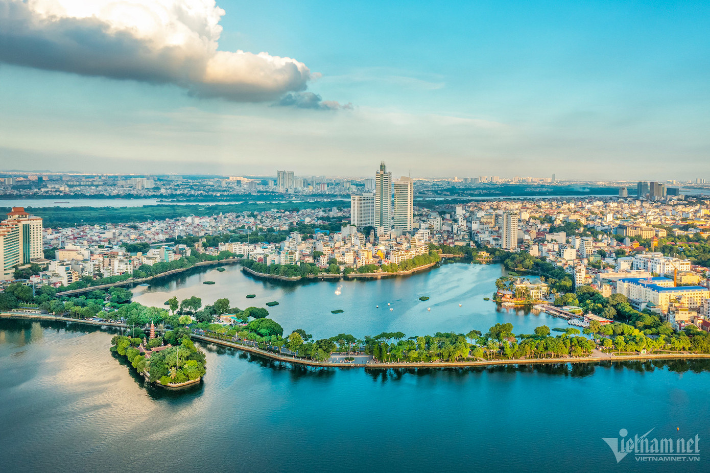 Đường Thanh Niên nằm giữa hồ Tây và hồ Trúc Bạch, cách hồ Gươm khoảng 3km. Nơi đây được biết đến là “con đường tình yêu” lãng mạn bậc nhất Hà Nội. Đường Thanh Niên nằm giữa hồ Tây và hồ Trúc Bạch, cách hồ Gươm khoảng 3km. Nơi đây được biết đến là “con đường tình yêu” lãng mạn bậc nhất Hà Nội.