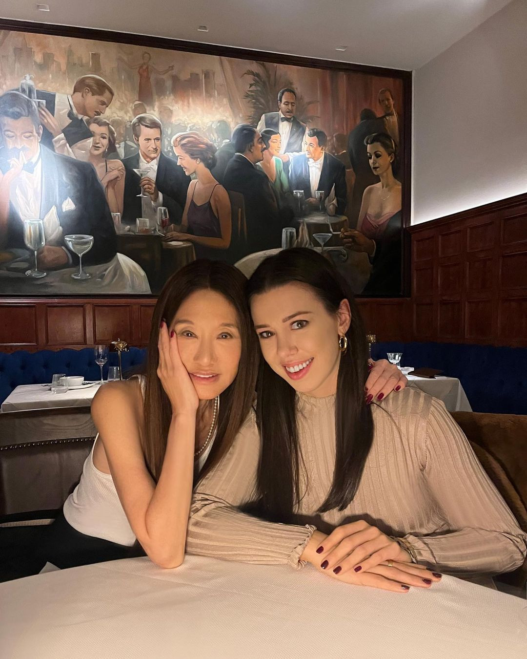 Vài ngày trước đó, Vera Wang đăng ảnh chúc mừng sinh nhật lần thứ 33 của con gái. Người hâm mộ khen họ giống chị em hơn mẹ con. Tuy nhiên, đây có vẻ là sản phẩm của công nghệ photoshop. Ảnh: IG.