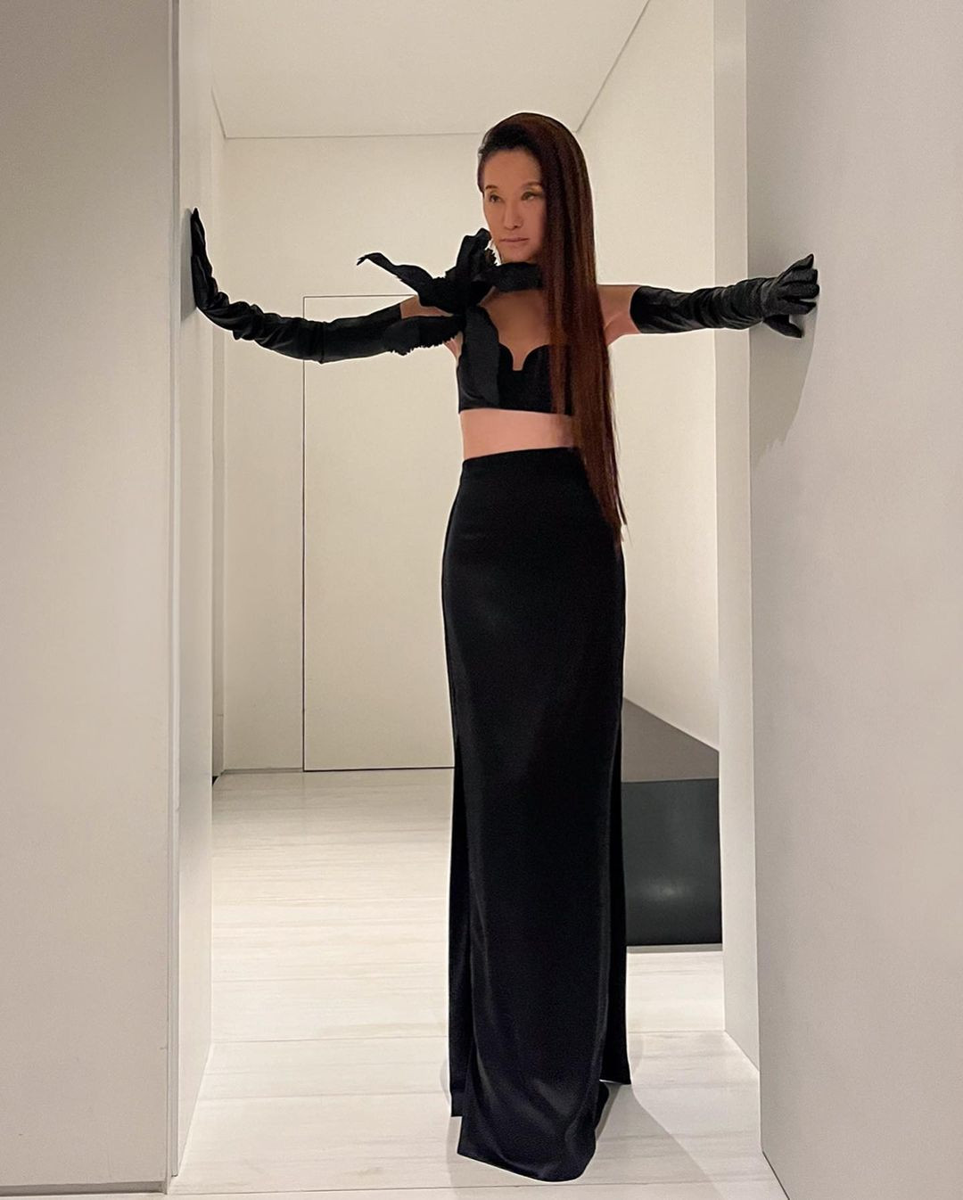 Tại sự kiện, &quot;nữ hoàng váy cưới&quot; gốc Hoa mặc set đồ đen, gồm áo bra, chân váy dài và găng tay đen. Bà nhận được nhiều lời khen từ người hâm mộ về ngoại hình trẻ trung, sang chảnh và vóc dáng nuột nà bất chấp đã bước sang tuổi 74. Ảnh: IG.