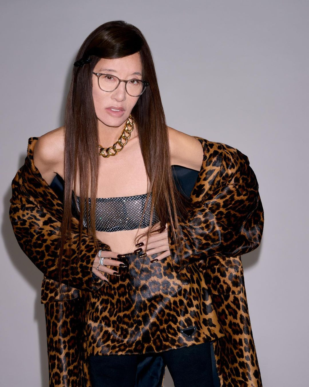 Ngoài những bộ váy cưới lộng lẫy từng được các mỹ nhân hạng A như Ivanka Trump, Mariah Carey, Victoria Beckham, Avril Lavigne, Jennifer Lopez... mặc, Vera Wang còn nổi tiếng nhờ ngoại hình thách thức thời gian. Bà được ca ngợi là huyền thoại &quot;tuổi đông lạnh&quot;. Phong cách thời trang đa dạng, táo bạo và trẻ trung cũng được nhiều người yêu thích. Ảnh: IG.