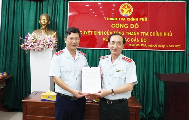 Phó Tổng Thanh tra Đặng Công Huẩn trao quyết định cho ông Đào Trung Kiên. Ảnh: CN Phó Tổng Thanh tra Đặng Công Huẩn trao quyết định cho ông Đào Trung Kiên. Ảnh: CN