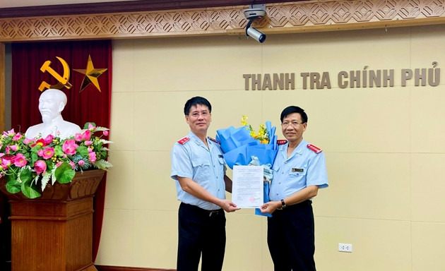 Phó Tổng Thanh tra Chính phủ Lê Sỹ Bảy trao quyết định cho tân Phó Vụ trưởng Vụ I Vũ Quốc Công Phó Tổng Thanh tra Chính phủ Lê Sỹ Bảy trao quyết định cho tân Phó Vụ trưởng Vụ I Vũ Quốc Công