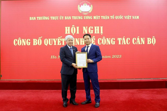 Chủ tịch Ủy ban Trung ương MTTQ Việt Nam Đỗ Văn Chiến trao Quyết định bổ nhiệm cho nhà báo Trương Thành Trung - tân Tổng Biên tập Tạp chí Mặt trận. Chủ tịch Ủy ban Trung ương MTTQ Việt Nam Đỗ Văn Chiến trao Quyết định bổ nhiệm cho nhà báo Trương Thành Trung - tân Tổng Biên tập Tạp chí Mặt trận.