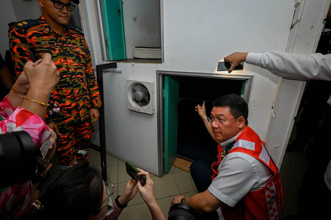 Lãnh đạo địa phương ở Malaysia mô tả các hộp ngủ này "tệ hơn cả một trại tị nạn" (Ảnh: KPKT Malaysia). Lãnh đạo địa phương ở Malaysia mô tả các hộp ngủ này "tệ hơn cả một trại tị nạn" (Ảnh: KPKT Malaysia).