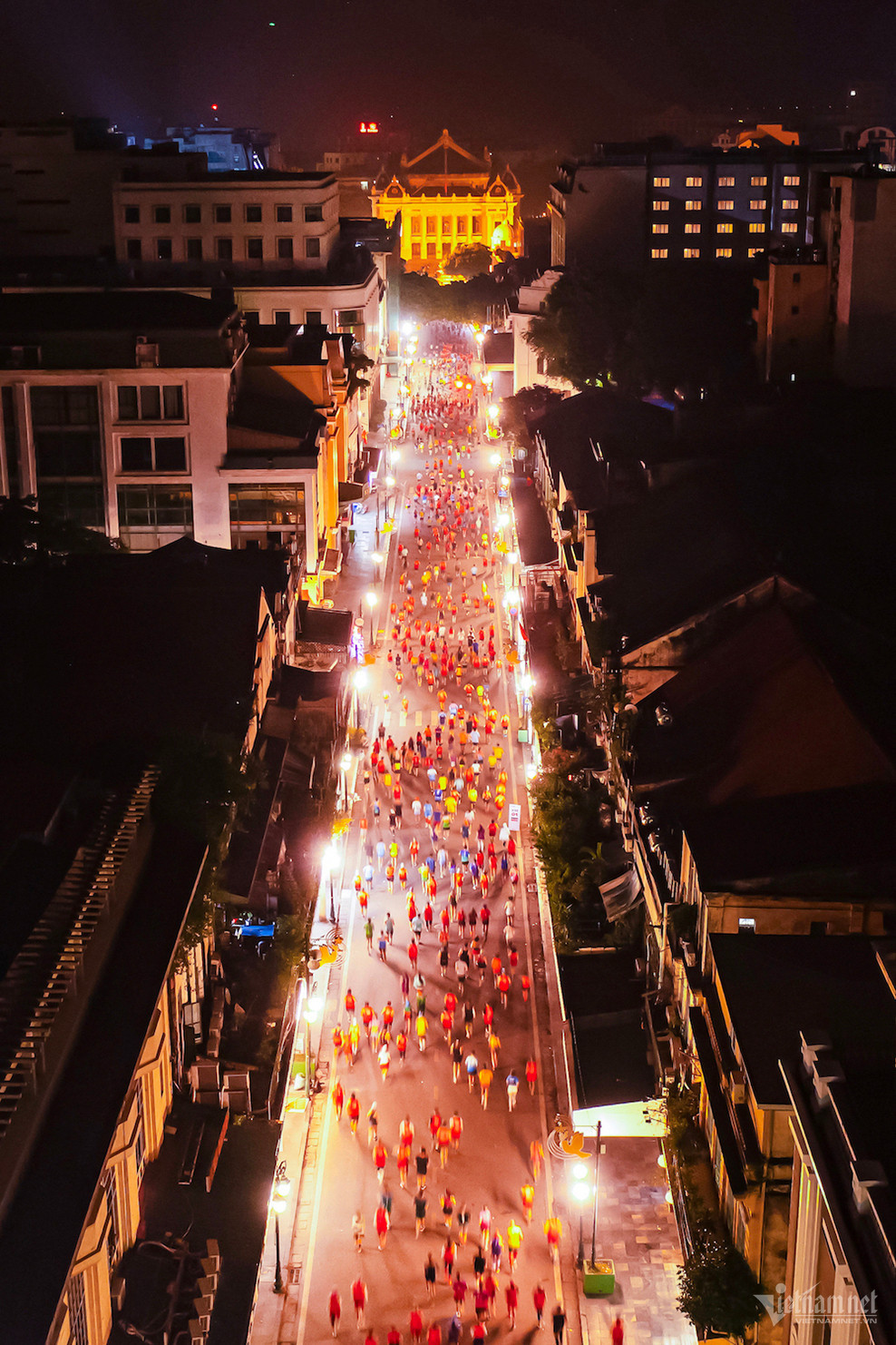 Nhà thờ lớn Hà Nội có tên đầy đủ chính thức là Nhà thờ chính tòa thánh Giuse, nằm ngay ngã ba Nhà Chung, phố Nhà thờ và phố Lý Quốc Sư (quận Hoàn Kiếm). Đây không chỉ là nơi diễn ra các sinh hoạt tín ngưỡng của các giáo dân thuộc Tổng giáo phận Hà Nội mà là điểm đến tham quan của du khách khi ghé thăm Thủ đô. Ảnh bên phải là phố Tràng Tiền. Trước đây, tuyến phố này là một con đường dài, phía Đông giáp cửa ô Tây Long (nay là Nhà hát Lớn), phía Tây giáp phủ Chúa Trịnh, thông ra bến sông Hồng và căn cứ Đồn Thủy. Đoạn đường này đi qua địa phận 3 thôn gồm Cựu Lâu, Thạch Trần, Tây Long của tổng Phúc Lâm (Hữu Túc), huyện Thọ Xương cũ. Đến năm 1908, vua Gia Long cho xây dựng một xưởng đúc tiền tại đây với tên chữ là Bảo Tuyền Cục mà người dân quen gọi là Tràng Tiền. Nhà thờ lớn Hà Nội có tên đầy đủ chính thức là Nhà thờ chính tòa thánh Giuse, nằm ngay ngã ba Nhà Chung, phố Nhà thờ và phố Lý Quốc Sư (quận Hoàn Kiếm). Đây không chỉ là nơi diễn ra các sinh hoạt tín ngưỡng của các giáo dân thuộc Tổng giáo phận Hà Nội mà là điểm đến tham quan của du khách khi ghé thăm Thủ đô. Ảnh bên phải là phố Tràng Tiền. Trước đây, tuyến phố này là một con đường dài, phía Đông giáp cửa ô Tây Long (nay là Nhà hát Lớn), phía Tây giáp phủ Chúa Trịnh, thông ra bến sông Hồng và căn cứ Đồn Thủy. Đoạn đường này đi qua địa phận 3 thôn gồm Cựu Lâu, Thạch Trần, Tây Long của tổng Phúc Lâm (Hữu Túc), huyện Thọ Xương cũ. Đến năm 1908, vua Gia Long cho xây dựng một xưởng đúc tiền tại đây với tên chữ là Bảo Tuyền Cục mà người dân quen gọi là Tràng Tiền.