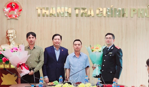 Phó Tổng Thanh tra Dương Quốc Huy cùng Trưởng Ban TCDTW Nguyễn Hồng Điệp tặng hoa chúc mừng 2 tân Phó Trưởng Ban. Phó Tổng Thanh tra Dương Quốc Huy cùng Trưởng Ban TCDTW Nguyễn Hồng Điệp tặng hoa chúc mừng 2 tân Phó Trưởng Ban.