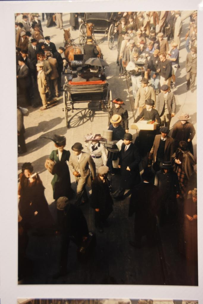 Trái: Một trong những cảnh quay đầu tiên của Titanic cho thấy các nhân vật bước lên con tàu nổi tiếng. Phải: Hai diễn viên quần chúng tranh thủ chụp ảnh trước khi bắt đầu cảnh quay. Trái: Một trong những cảnh quay đầu tiên của Titanic cho thấy các nhân vật bước lên con tàu nổi tiếng. Phải: Hai diễn viên quần chúng tranh thủ chụp ảnh trước khi bắt đầu cảnh quay.