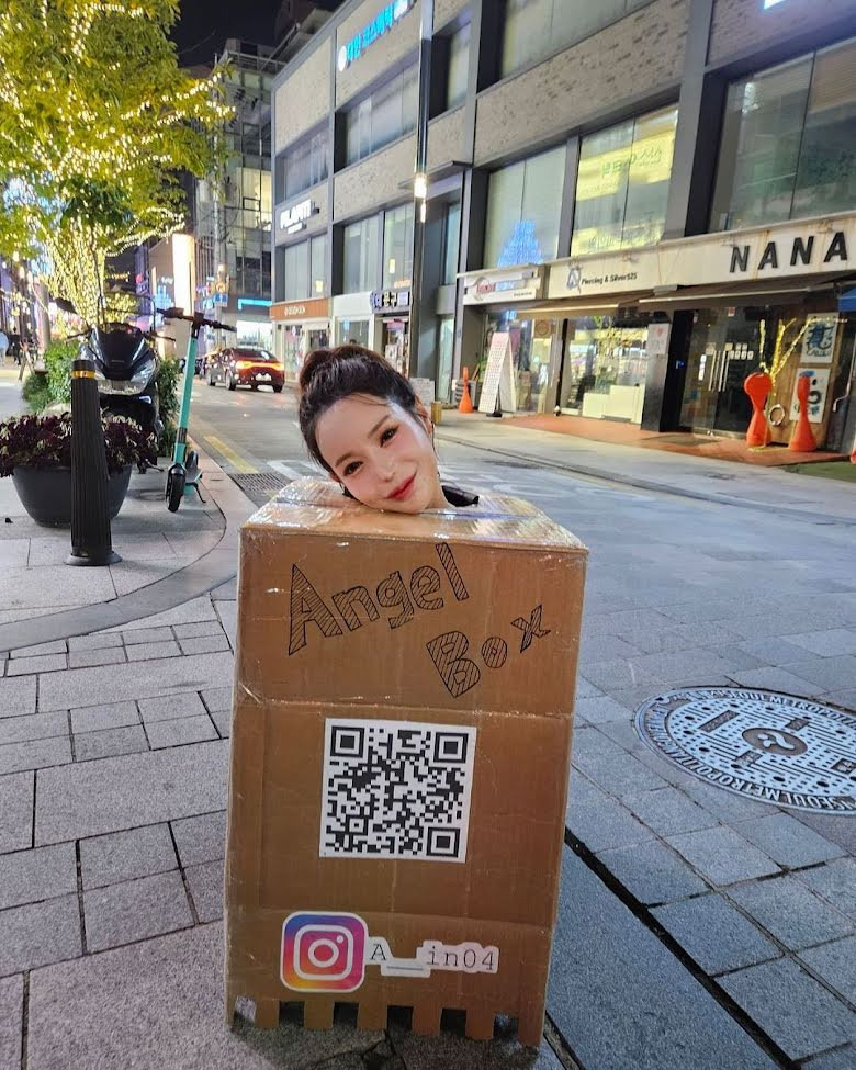 Người mẫu Hàn Quốc gây phản cảm vì yêu cầu đàn ông sờ ngực trên phố. Ảnh: IG. Người mẫu Hàn Quốc gây phản cảm vì yêu cầu đàn ông sờ ngực trên phố. Ảnh: IG.