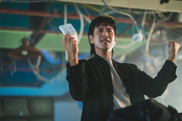 Lee Sun Kyun được trả lương cao gấp 2.000 lần diễn viên phụ trong Payback. Lee Sun Kyun được trả lương cao gấp 2.000 lần diễn viên phụ trong Payback.